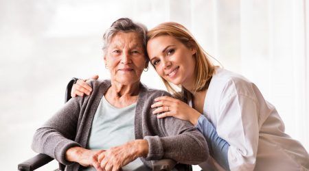 Las ventajas de un cuidador interno para una persona mayor